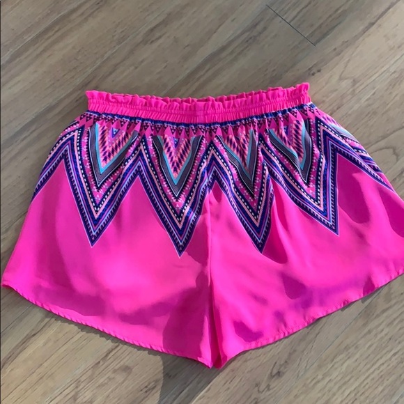 💕HP💕Lush hot pink geometric print shorts - Picture 2 of 9